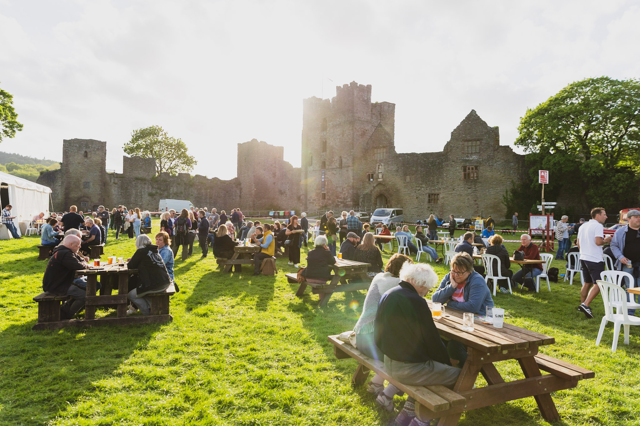  LUDLOW SPRING FESTIVAL RETURNS TO LUDLOW CASTLE WITH BEER, FOOD, CLASSIC VEHICLES & TOP-NOTCH ENTERTAINMENT